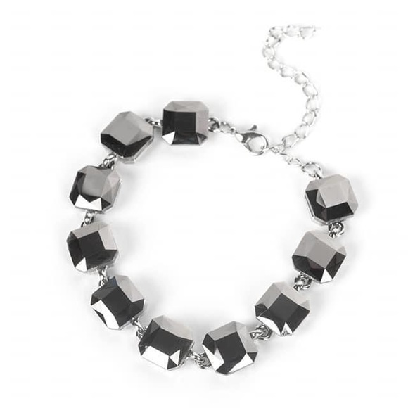 Paparazzi earring and bracelet set - Picture 2 of 3